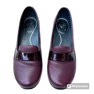 Dansko Olivia Slip-on Leather and Patent Loafer in Wine Size EU 41 U.S. 10.5